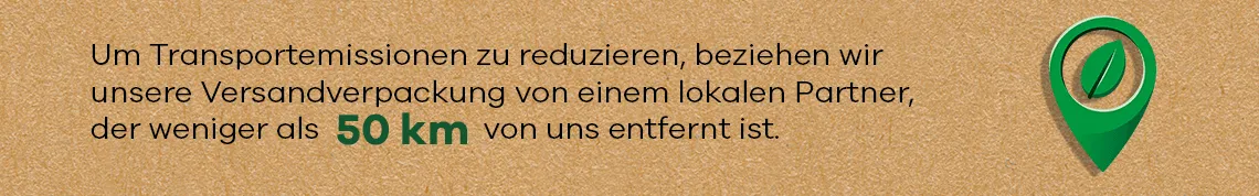 Grünes Standortsymbol mit Blatt und Text: Versandverpackung stammt von Partner unter 50 km Entfernung zur Emissionsreduktion.