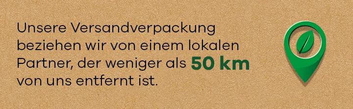Grünes Standortsymbol mit Blatt und Text: Versandverpackung stammt von Partner unter 50 km Entfernung zur Emissionsreduktion.