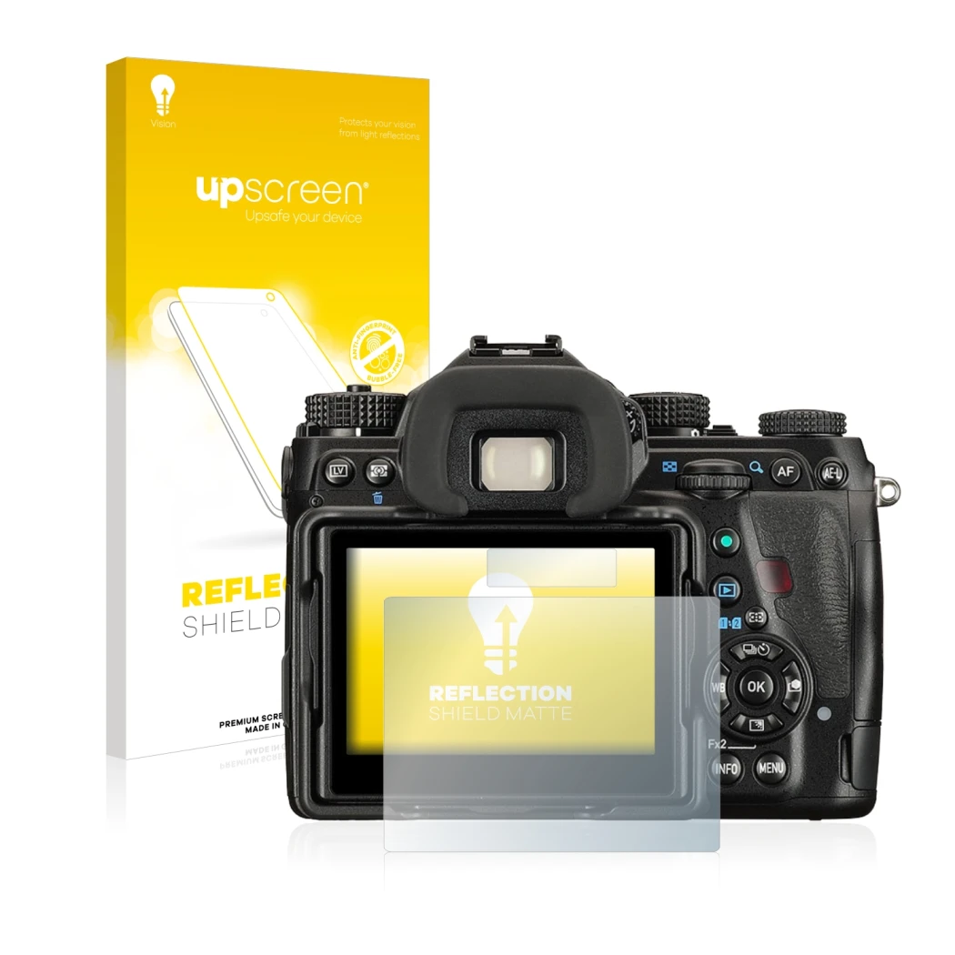 Vorderseite einer Produktverpackung mit dem Markenlogo upscreen. Daneben ist das Gerät Pentax K-1 mit dem zugehörigen Displays
