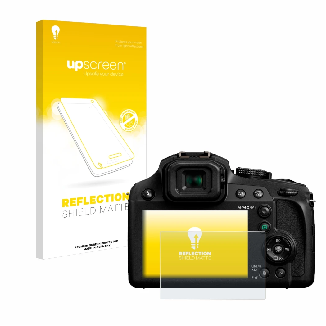 Vorderseite einer Produktverpackung mit dem Markenlogo upscreen. Daneben ist das Gerät Panasonic Lumix DC-FZ82 mit dem zugehör