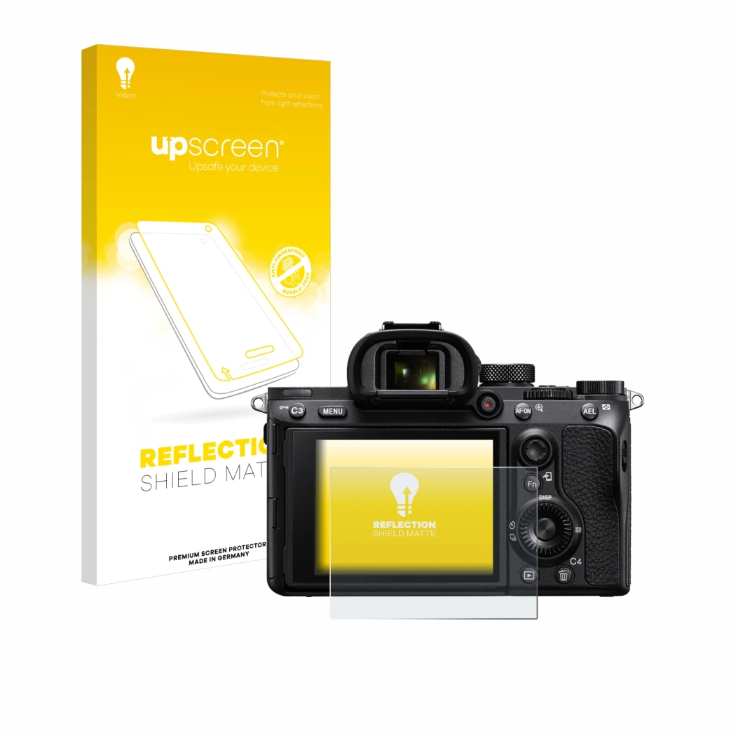 Vorderseite einer Produktverpackung mit dem Markenlogo upscreen. Daneben ist das Gerät Sony Alpha 7 III (ILCE-7M3) mit dem zug