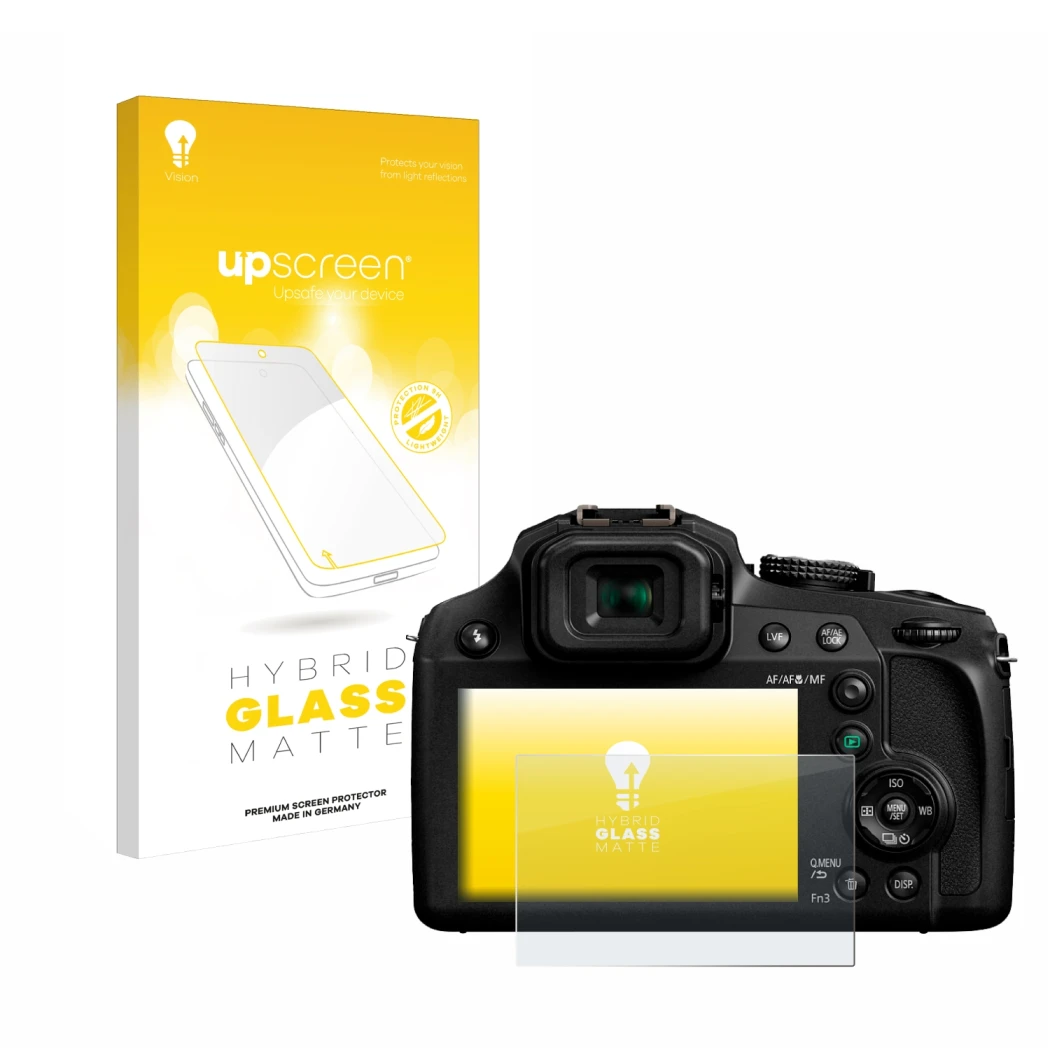 Vorderseite einer Produktverpackung mit dem Markenlogo upscreen. Daneben ist das Gerät Panasonic Lumix DC-FZ82 mit dem zugehör