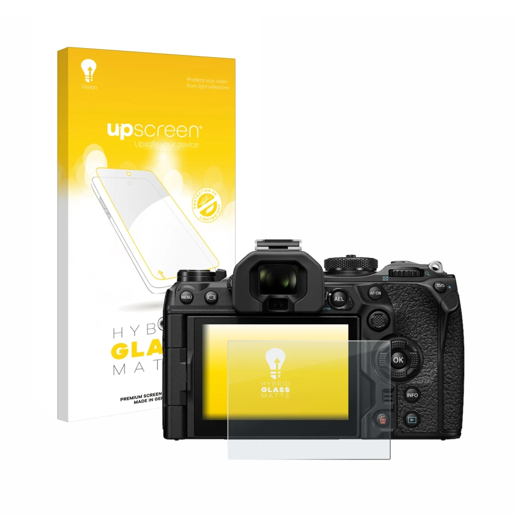 Vorderseite einer Produktverpackung mit dem Markenlogo upscreen. Daneben ist das Gerät Olympus OM-1 2022 mit dem zugehörigen D