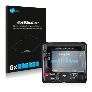 Vorderseite einer Produktverpackung mit dem Markenlogo Savvies. Daneben ist das Gerät Nikon SB-700 mit dem zugehörigen Display