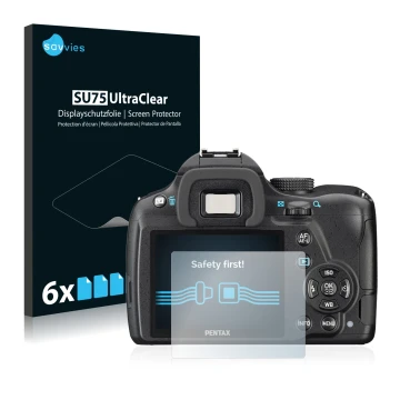 Vorderseite einer Produktverpackung mit dem Markenlogo Savvies. Daneben ist das Gerät Pentax K-50 mit dem zugehörigen Displays