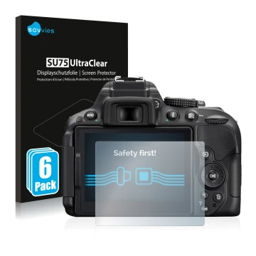 Vorderseite einer Produktverpackung mit dem Markenlogo Savvies. Daneben ist das Gerät Nikon D5300 mit dem zugehörigen Displays