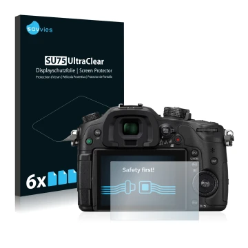 Vorderseite einer Produktverpackung mit dem Markenlogo Savvies. Daneben ist das Gerät Panasonic Lumix DMC-GH4 mit dem zugehöri