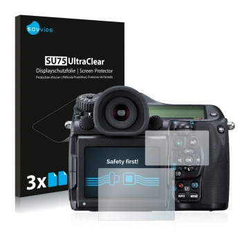 Vorderseite einer Produktverpackung mit dem Markenlogo Savvies. Daneben ist das Gerät Pentax 645Z mit dem zugehörigen Displays