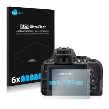 Vorderseite einer Produktverpackung mit dem Markenlogo Savvies. Daneben ist das Gerät Nikon D5500 mit dem zugehörigen Displays