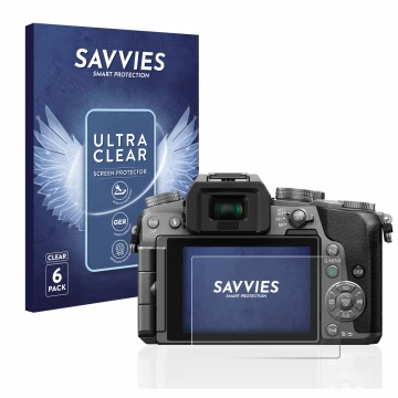 Vorderseite einer Produktverpackung mit dem Markenlogo Savvies. Daneben ist das Gerät Panasonic Lumix DMC-G70 mit dem zugehöri