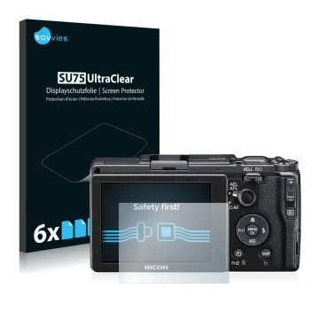 Vorderseite einer Produktverpackung mit dem Markenlogo Savvies. Daneben ist das Gerät Ricoh GR II 2015 mit dem zugehörigen Dis