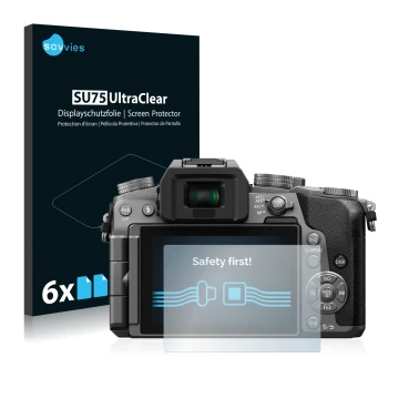 Vorderseite einer Produktverpackung mit dem Markenlogo Savvies. Daneben ist das Gerät Panasonic Lumix DMC-G7 mit dem zugehörig