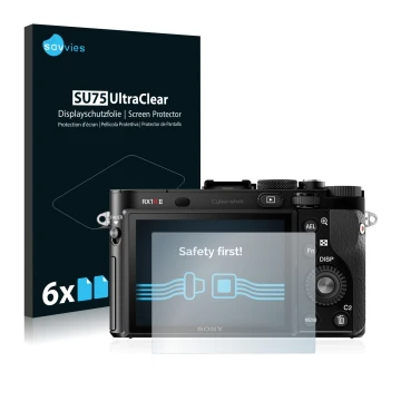 Vorderseite einer Produktverpackung mit dem Markenlogo Savvies. Daneben ist das Gerät Sony Cyber-Shot DSC-RX1R II mit dem zuge