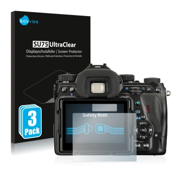 Vorderseite einer Produktverpackung mit dem Markenlogo Savvies. Daneben ist das Gerät Pentax K-1 mit dem zugehörigen Displaysc