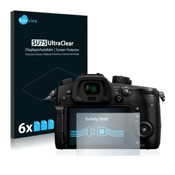 Vorderseite einer Produktverpackung mit dem Markenlogo Savvies. Daneben ist das Gerät Panasonic Lumix DC-GH5 mit dem zugehörig