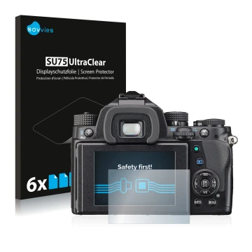 Vorderseite einer Produktverpackung mit dem Markenlogo Savvies. Daneben ist das Gerät Pentax KP mit dem zugehörigen Displaysch