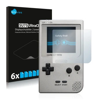 Vorderseite einer Produktverpackung mit dem Markenlogo Savvies. Daneben ist das Gerät Nintendo Gameboy Pocket mit dem zugehöri