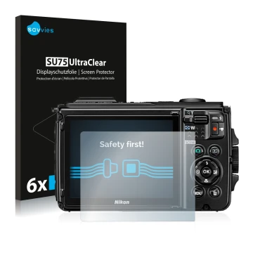 Vorderseite einer Produktverpackung mit dem Markenlogo Savvies. Daneben ist das Gerät Nikon Coolpix W300 mit dem zugehörigen D