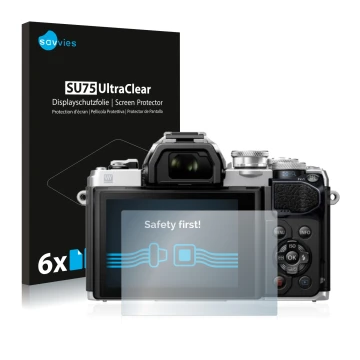 Vorderseite einer Produktverpackung mit dem Markenlogo Savvies. Daneben ist das Gerät Olympus OM-D E-M10 Mark III mit dem zuge