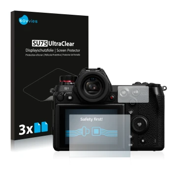 Vorderseite einer Produktverpackung mit dem Markenlogo Savvies. Daneben ist das Gerät Panasonic Lumix DC-S1 mit dem zugehörige