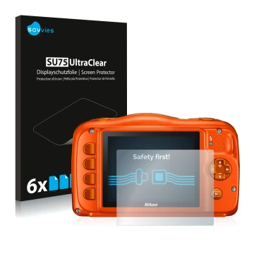 Vorderseite einer Produktverpackung mit dem Markenlogo Savvies. Daneben ist das Gerät Nikon Coolpix W150 mit dem zugehörigen D