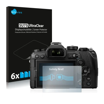Vorderseite einer Produktverpackung mit dem Markenlogo Savvies. Daneben ist das Gerät Olympus OM-D E-M1 Mark III mit dem zugeh
