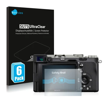 Vorderseite einer Produktverpackung mit dem Markenlogo Savvies. Daneben ist das Gerät Sony Alpha 7C mit dem zugehörigen Displa