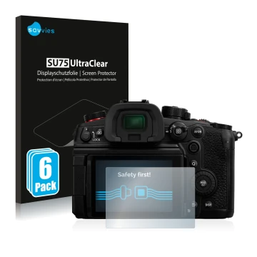 Vorderseite einer Produktverpackung mit dem Markenlogo Savvies. Daneben ist das Gerät Panasonic Lumix DC-GH6 mit dem zugehörig