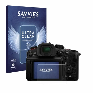 Vorderseite einer Produktverpackung mit dem Markenlogo Savvies. Daneben ist das Gerät Panasonic Lumix DC-GH7 mit dem zugehörig