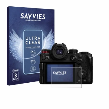 Vorderseite einer Produktverpackung mit dem Markenlogo Savvies. Daneben ist das Gerät Panasonic Lumix DC-S1II mit dem zugehöri