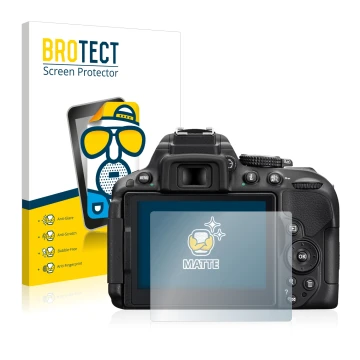 Vorderseite einer Produktverpackung mit dem Markenlogo BROTECT. Daneben ist das Gerät Nikon D5300 mit dem zugehörigen Displays