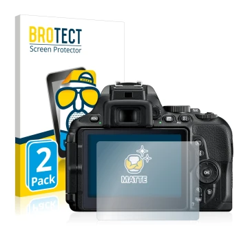 Vorderseite einer Produktverpackung mit dem Markenlogo BROTECT. Daneben ist das Gerät Nikon D5600 mit dem zugehörigen Displays