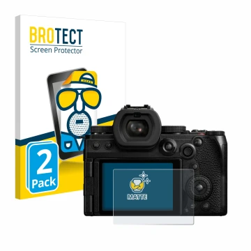 Vorderseite einer Produktverpackung mit dem Markenlogo BROTECT. Daneben ist das Gerät Panasonic Lumix DC-S5M2X mit dem zugehör