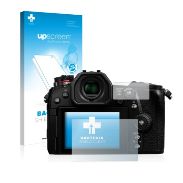 Vorderseite einer Produktverpackung mit dem Markenlogo upscreen. Daneben ist das Gerät Panasonic Lumix DC-G9 mit dem zugehörig