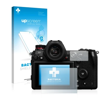 Vorderseite einer Produktverpackung mit dem Markenlogo upscreen. Daneben ist das Gerät Panasonic Lumix DC-S1 mit dem zugehörig