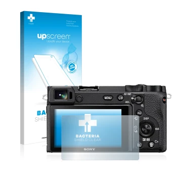 Vorderseite einer Produktverpackung mit dem Markenlogo upscreen. Daneben ist das Gerät Sony Alpha 6600 mit dem zugehörigen Dis