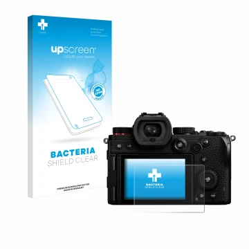 Vorderseite einer Produktverpackung mit dem Markenlogo upscreen. Daneben ist das Gerät Panasonic Lumix DC-S5 mit dem zugehörig
