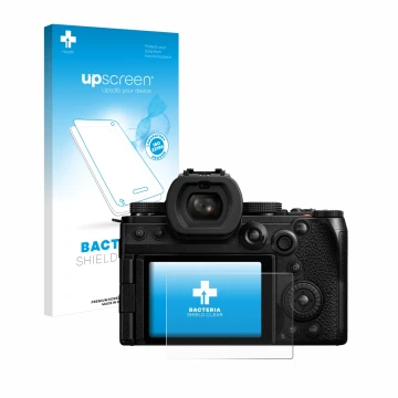 Vorderseite einer Produktverpackung mit dem Markenlogo upscreen. Daneben ist das Gerät Panasonic Lumix DC-S5II mit dem zugehör