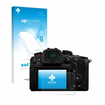 Vorderseite einer Produktverpackung mit dem Markenlogo upscreen. Daneben ist das Gerät Panasonic Lumix DC-GH7 mit dem zugehöri