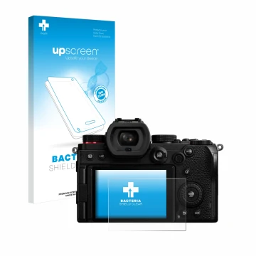 Vorderseite einer Produktverpackung mit dem Markenlogo upscreen. Daneben ist das Gerät Panasonic Lumix DC-S5D mit dem zugehöri
