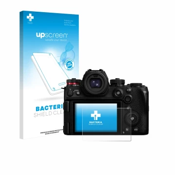 Vorderseite einer Produktverpackung mit dem Markenlogo upscreen. Daneben ist das Gerät Panasonic Lumix DC-S1II mit dem zugehör
