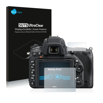 Vorderseite einer Produktverpackung mit dem Markenlogo Savvies. Daneben ist das Gerät Nikon D750 mit dem zugehörigen Displaysc