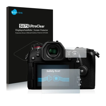 Vorderseite einer Produktverpackung mit dem Markenlogo Savvies. Daneben ist das Gerät Panasonic Lumix DC-G9 mit dem zugehörige