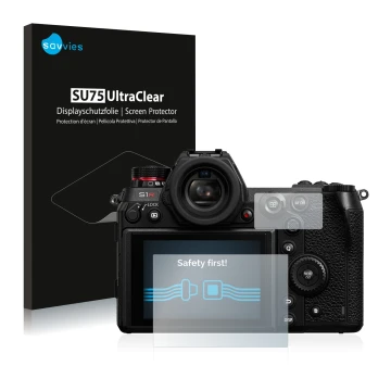 Vorderseite einer Produktverpackung mit dem Markenlogo Savvies. Daneben ist das Gerät Panasonic Lumix DC-S1R mit dem zugehörig