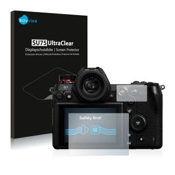 Vorderseite einer Produktverpackung mit dem Markenlogo Savvies. Daneben ist das Gerät Panasonic Lumix DC-S1 mit dem zugehörige