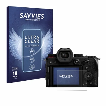 Vorderseite einer Produktverpackung mit dem Markenlogo Savvies. Daneben ist das Gerät Panasonic Lumix DC-S5 mit dem zugehörige
