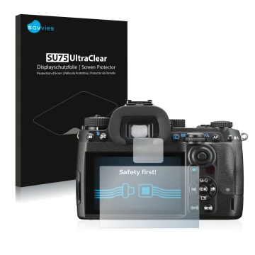 Vorderseite einer Produktverpackung mit dem Markenlogo Savvies. Daneben ist das Gerät Pentax K-3 Mark III mit dem zugehörigen 