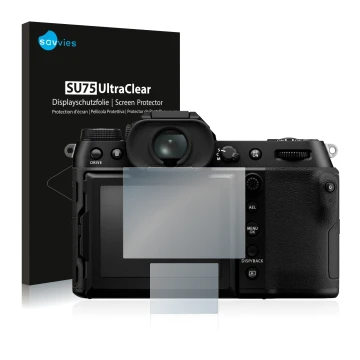 Vorderseite einer Produktverpackung mit dem Markenlogo Savvies. Daneben ist das Gerät Fujifilm GFX100S mit dem zugehörigen Dis