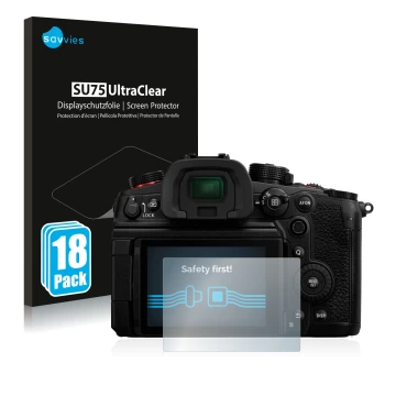 Vorderseite einer Produktverpackung mit dem Markenlogo Savvies. Daneben ist das Gerät Panasonic Lumix DC-GH6 mit dem zugehörig