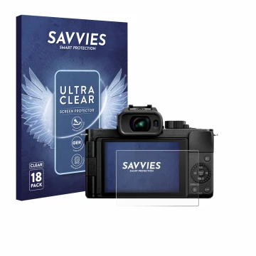 Vorderseite einer Produktverpackung mit dem Markenlogo Savvies. Daneben ist das Gerät Panasonic Lumix DC-G100D mit dem zugehör
